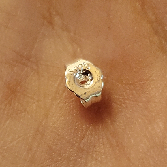 NWOT 925 Sterling Silver Daisy Stud Earrings - Picture 6 of 6